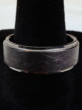 Gorgeous black men’s size 9 1/2 band ring